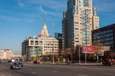Moskova, Rusya - 15 Ekim. 2021 yılı. Sakharov Caddesi 'ndeki Domnikov İş Merkezi