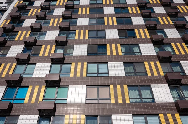 エアコンバスケット付きのモダンな多階建て住宅のファサード — ストック写真