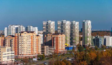 Moskova, Rusya - 5 Ekim. 2021 yılı. Şehrin panoramik manzarası - konut binaları, yol ve alışveriş merkezi