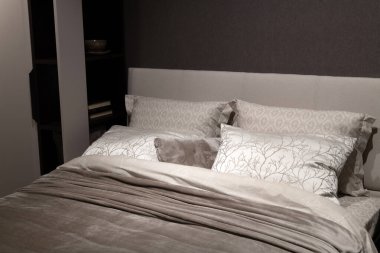 Yatak odasının içi kahverengi tonlarda - yatak