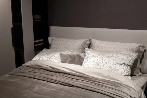 Интерьер спальни в коричневых тонах - кровать — стоковое фото
