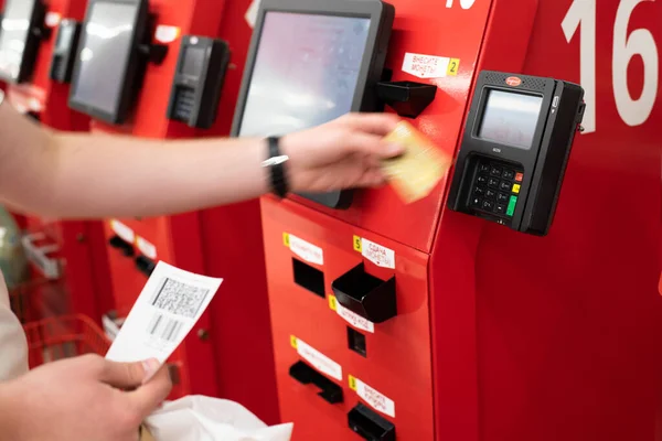 Moscou, Russie - 9 juin. 2021. adolescent paie par carte de crédit à la caisse libre-service dans le magasin Auchan — Photo