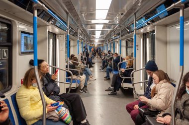 Moskova, Rusya - 15 Ekim. 2021 yolcusu yeni bir metro vagonuyla seyahat ediyor.