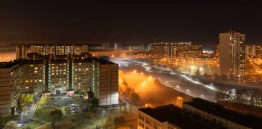 Moskova, Rusya 'nın Zelenograd bölgesinde sisli güzel bir gece manzarası.