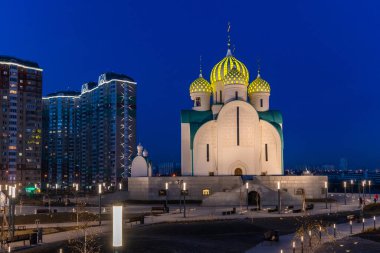 Krasnogorsk, Rusya - 06 Aralık 2020. Pavshinskaya 'daki Aziz Niklas Katedrali sel baskını ovasında