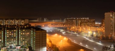Moskova, Rusya 'nın Zelenograd bölgesinde sisli güzel bir gece manzarası.