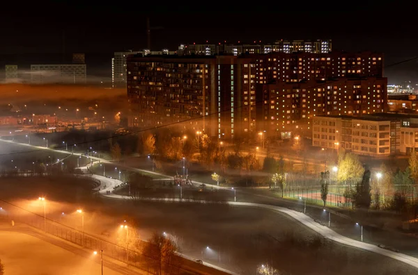 モスクワ ロシアのゼレノグラード睡眠エリアで霧と美しい夜の風景 — ストック写真