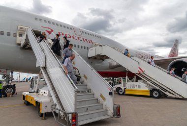 Moskova, Rusya - 6 Haziran. 2018. Yolcular Vnukovo havaalanındaki Rossiya havayolu uçağından iniyor.