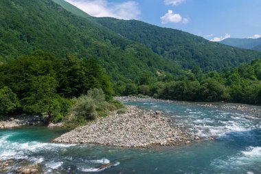 Karadağ 'da güzel bir dağ nehri olan manzara