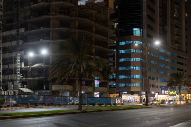 Ajman, BAE - 5 Nisan. 2018. Gece Şeyh Humaida bin Rashid al-Nuaimi Caddesi.