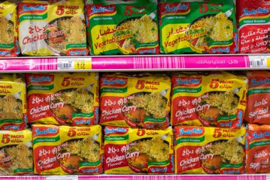 Ajman, BAE - 6 Nisan. 2018. Ajman 'ın emirliğindeki marketteki hazır erişteler.