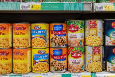 Ajman, BAE - 6 Nisan. 2018. Ajman 'ın emirliğindeki bakkaldaki konserve fasulyeleri.