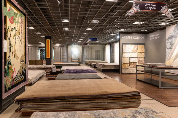Chimki, Rosja - 25 lipca. Rok 2021. Sprzedaż dywanów w centrum handlowym Grand — Zdjęcie stockowe