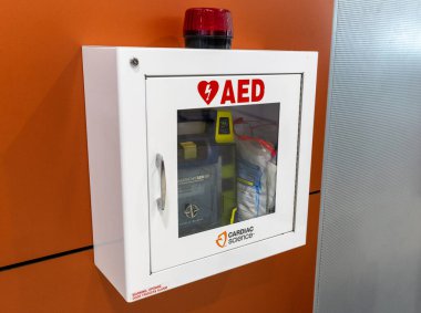 Larnaca, Kıbrıs - 12 Kasım. 2019. Otomatik Harici Defibrilatör AED kutusu, kalp bilimi