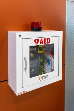 Larnaca, Kıbrıs - 12 Kasım. 2019. Otomatik Harici Defibrilatör AED kutusu, kalp bilimi