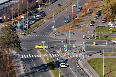 Moskova, Rusya - 5 Ekim. 2021 yılı. Zelenograd 'daki yol kavşağının hava görüntüsü