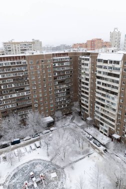 Rusya 'da yoğun kar yağarken çocuk parkı avlusu. Üst görünüm