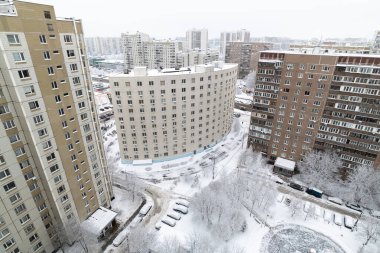 Moskova, Rusya 'da yoğun kar yağarken avluda. Üst görünüm