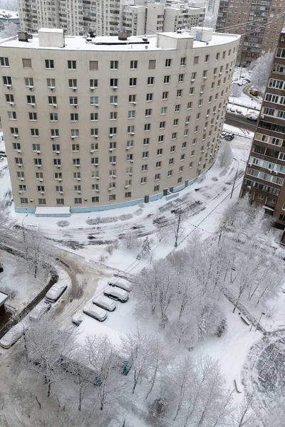 Yard tijdens zware sneeuwval in Moskou, Rusland. Bovenaanzicht — Stockfoto