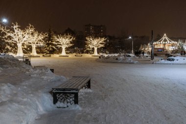 Moskova, Rusya 27 Aralık 2021. Zelenograd 'ın 16. küçük bölgesinde yeni yıl süslemeleri olan bulvar.