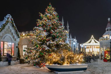 Moskova, Rusya - 27 Aralık. 2021 yılı. Moskova 'da Noel Yolculuğu - popüler kış festivali