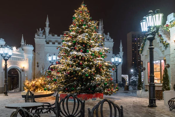 Moskova, Rusya - 27 Aralık. 2021 yılı. Moskova 'da Noel Yolculuğu - popüler kış festivali