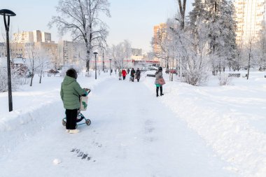 Moskova, Rusya - 29 Aralık 2021. 20. Bölge Zelenograd 'da karla kaplı bir bulvar.