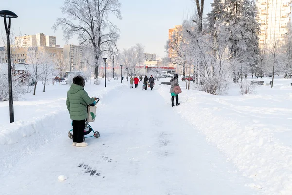 Moscow, Russia - 29 Dec. 2021. Snow-covered boulevard in microdistrict 20 Zelenograd — Foto Stock