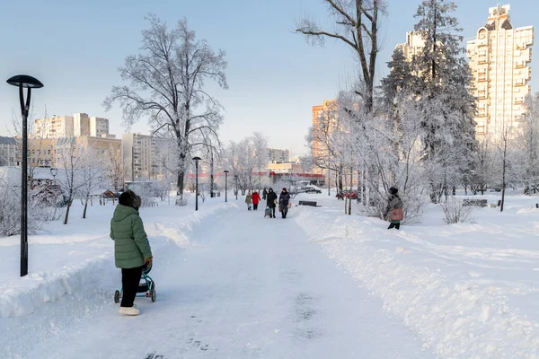 Moscow, Russia - 29 Dec. 2021. Snow-covered boulevard in microdistrict 20 Zelenograd Fotografia Stock