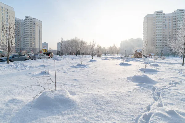 ロシア モスクワ 2021年12月29日 マイクロ地区の雪に覆われた大通り20ゼレノグラード — ストック写真