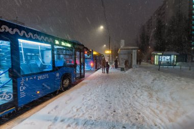 Moskova, Rusya - 26 Aralık 2021. Kar yağışı sırasında otobüs durağında