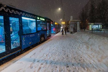 Moskova, Rusya - 26 Aralık 2021. Kar yağışı sırasında otobüs durağında