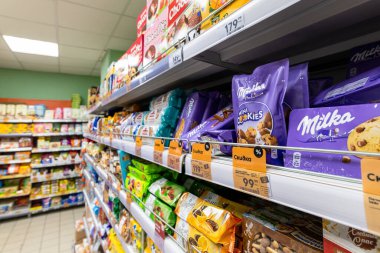 Moskova, Rusya - 26 Aralık. Pyaterochka mağazasında 2021 şekerleme.