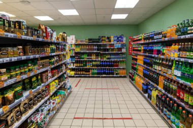 Moskova, Rusya - 26 Aralık. 2021 yılı. Pyaterochka mağazasında kahve ve soda.