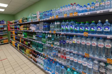 Moskova, Rusya - 26 Aralık. 2021 yılı. Pyaterochka mağazasında maden suyu ve soda.