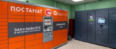 Moskova, Rusya - 26 Aralık. 2021 yılı. Postamats PickPoint ve Fivepost.ru Pyaterochka mağazasının lobisinde.