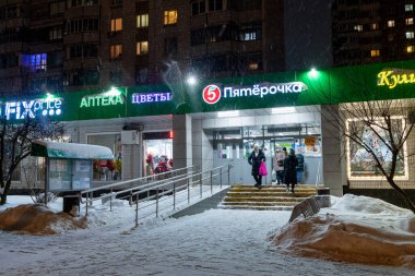 Moskova, Rusya - 26 Aralık 2021. Zelenograd 'da vitrinleri olan kış şehirleri