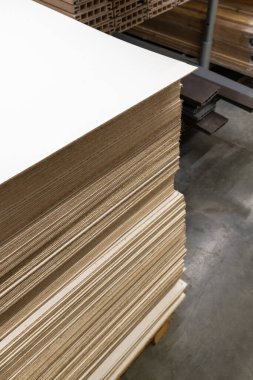 Mağazada bir yığın fiberboard