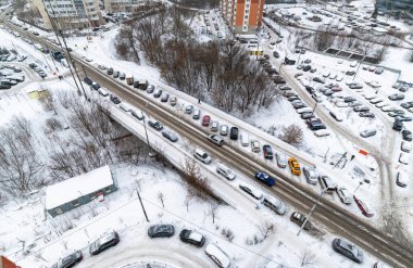 Krasnogorsk, Rusya - 26 Aralık 2021. Yol ve otoparkın kış manzarası
