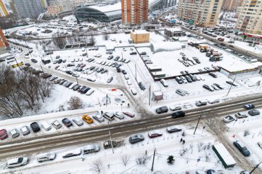 Krasnogorsk, Rusya - 26 Aralık 2021. Yol ve otoparkın kış manzarası