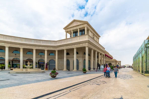Doha, Qatar - 20 de noviembre. 2019. Galleria Lafayette en Katara Plaza en Katara Village — Foto de Stock
