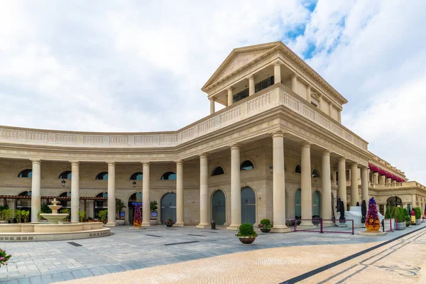 Doha, Qatar - 20 de noviembre. 2019. Galleria Lafayette en Katara Plaza en Katara Village — Foto de Stock