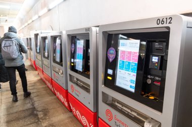 Moskova, Rusya - 26 Aralık 2021. Bilet otomatları ve Myakinino metro istasyonundaki Troyka taşıma kartının yenilenmesi.