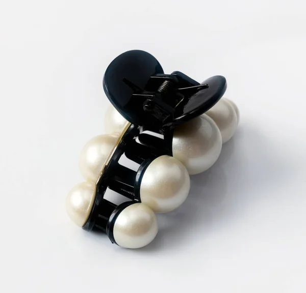 Épingle à cheveux femme noire avec perles pour cheveux sur fond blanc — Photo