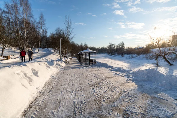 モスクワ、ロシア- 12月28日。2021年。凍結池のほとりに金属ガゼボの行 — ストック写真