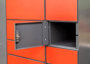 Kapısı açık olan boş bir hücre