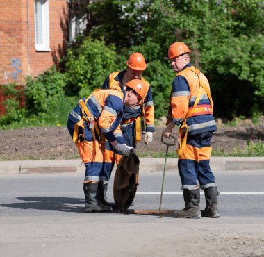 Moskova, Rusya - 1 Haziran. 2021 yılı. Vodokanal servis arabası caddeden aşağı gidiyor.