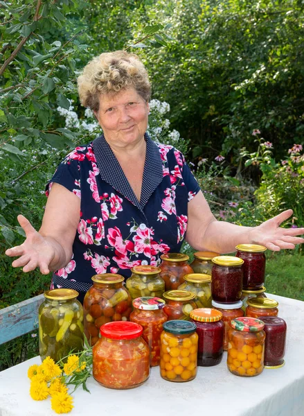 Fröhliche Frau Mit Hausgemachtem Dosengemüse Garten — Stockfoto