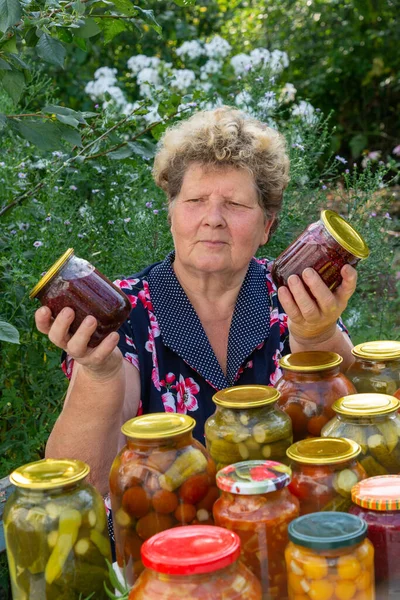 Женщина Держит Стеклянные Банки Домашними Консервированными Овощами — стоковое фото