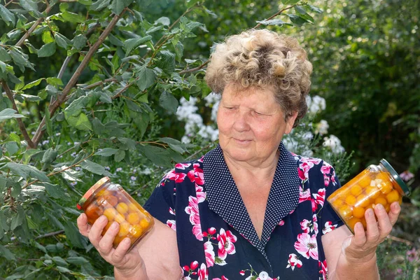 Femme Tenant Des Bocaux Verre Avec Des Légumes Conserve Faits — Photo